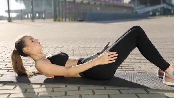 백그라운드에 태양에 스트레칭 프로필의 실루엣 워밍업 그녀가 그녀의 스트레칭 — 비디오