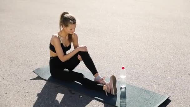 Silueta Perfil Mujer Fitness Que Extiende Amanecer Con Sol Fondo — Vídeo de stock