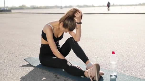 Silueta Perfil Mujer Fitness Que Extiende Amanecer Con Sol Fondo — Vídeo de stock