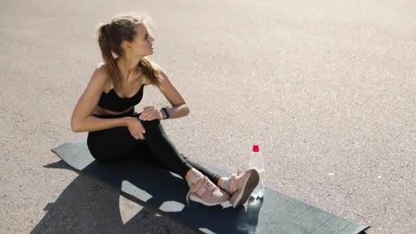 Silhouet Van Een Fitness Vrouw Profiel Rekken Bij Zonsopgang Met — Stockvideo