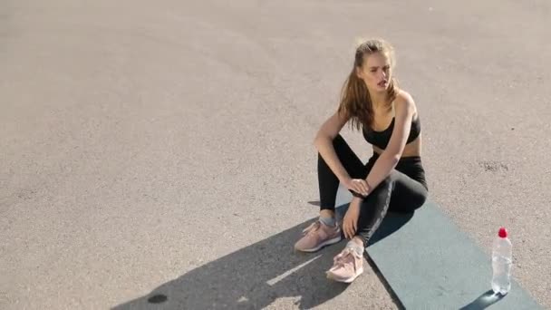 Silhouet Van Een Fitness Vrouw Profiel Rekken Bij Zonsopgang Met — Stockvideo