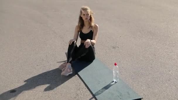 Silhouet Van Een Fitness Vrouw Profiel Rekken Bij Zonsopgang Met — Stockvideo