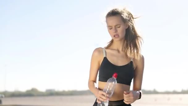 Silhouet Van Een Fitness Vrouw Profiel Rekken Bij Zonsopgang Met — Stockvideo