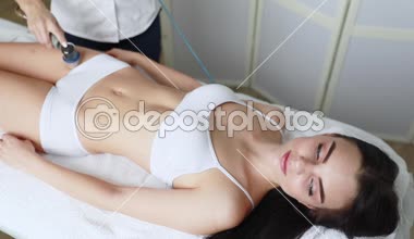 Vücut bakımı. Yakın çekim güzel tabaklanmış kadının alıcı masaj spa salonda eller. Cilt Bakımı, sağlık, sağlık kavramı. Anti-Selülit kaplıca tedavisi. İnce şekil 