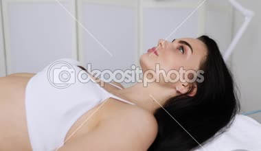 Vücut bakımı. Güzeller güzeli, bronzlaşmış kadın bacakları kaplıcada masaj yaptırıyor. Cilt bakımı, refah, sağlık konsepti. Anti-selülit spa tedavisi. İnce şekil 