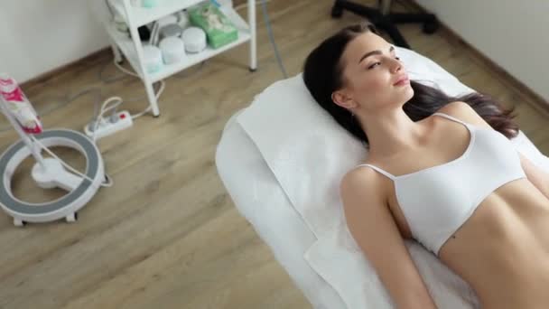 Opieka Ciała Zbliżenie Pięknych Długo Opalonych Nóg Kobiety Otrzymującej Masaż — Wideo stockowe