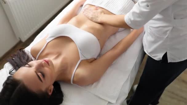Körperpflege Nahaufnahme Von Schönen Gebräunten Frauenbauch Der Wellness Salon Massiert — Stockvideo