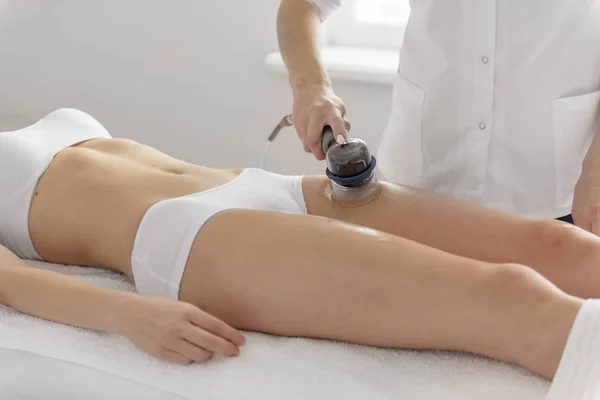 Vücut bakımı. Güzeller güzeli, bronzlaşmış kadın bacakları kaplıcada masaj yaptırıyor. Cilt bakımı, refah, sağlık konsepti. Anti-selülit spa tedavisi. İnce şekil