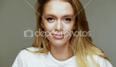 Uzun sarı saçlı güzel bir genç kadın. Güzel bir kadın yüzüyle yakın çekim. Dolgun dudaklı ve stüdyoda mükemmel makyaj yapan manken. Güzel kadın. Kozmetik Konsepti. Yüksek Çözünürlük