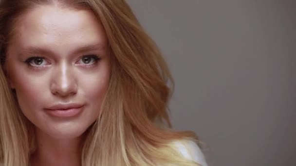 Uzun Sarı Saçlı Güzel Bir Genç Kadın Güzel Bir Kadın — Stok video