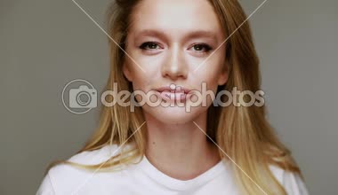 Uzun sarı saçlı güzel bir genç kadın. Güzel bir kadın yüzüyle yakın çekim. Dolgun dudaklı ve stüdyoda mükemmel makyaj yapan manken. Güzel kadın. Kozmetik Konsepti. Yüksek Çözünürlük