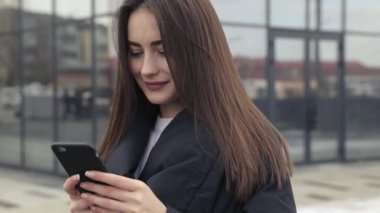 Genç kadın alarak selfie kafede kendi kendine portre fotoğraf