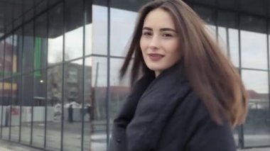 Genç kız gülümseyerek kameraya poz, şehir içinde fotoğraflandı gülüyor. Hdslow hareket