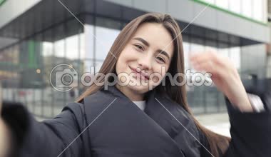 Genç kadın alarak selfie kafede kendi kendine portre fotoğraf