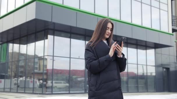 Havaalanı Kadınlarda Kapısında Terminalde Bekleyen Akıllı Telefon Hava Seyahat Konsepti — Stok video