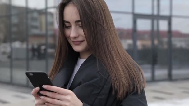 Mulher Aeroporto Telefone Inteligente Portão Esperando Terminal Conceito Viagem Aérea — Vídeo de Stock