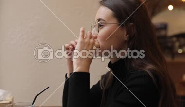 Beyaz gömlek giymiş ve modern akıllı telefon, cep telefonu dışında ağır çekim kısa mesaj yazarak profesyonel kadın işveren kullanarak güzel genç kadın