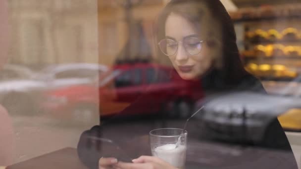 美しい若い女性の白いシャツを着ていると現代のスマート フォンは 遅いモーション以外の携帯電話にテキスト メッセージを入力するプロの女性雇用者を使用して — ストック動画