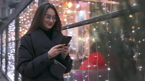 Mulher Bonita Vestindo Camisa Branca Usando Telefone Inteligente Moderno Empregador — Vídeo de Stock