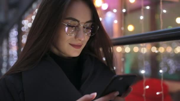 Mulher Bonita Vestindo Camisa Branca Usando Telefone Inteligente Moderno Empregador — Vídeo de Stock