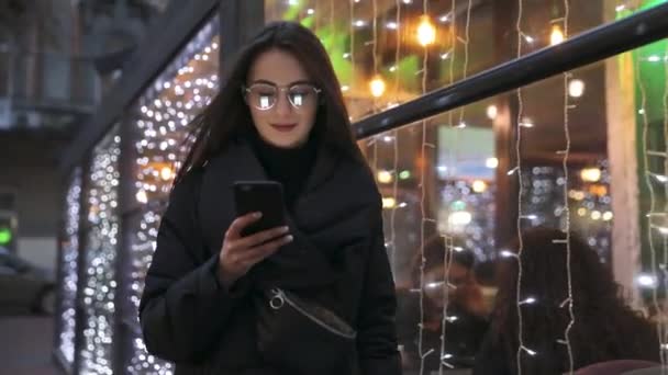 Hermosa Mujer Joven Con Camisa Blanca Uso Teléfono Inteligente Moderno — Vídeos de Stock