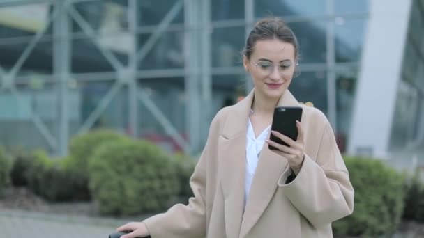 Havaalanı Kadınlarda Kapısında Terminalde Bekleyen Akıllı Telefon Hava Seyahat Konsepti — Stok video