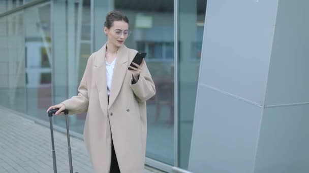 Havaalanı Kadınlarda Kapısında Terminalde Bekleyen Akıllı Telefon Hava Seyahat Konsepti — Stok video