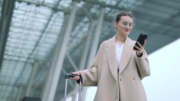 Flygplats Kvinna Smart Phone Gate Väntar Terminal Air Travel Koncept — Stockvideo