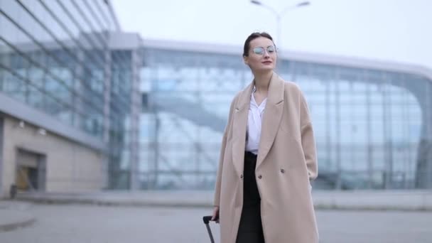Flughafenfrau Smartphone Gate Wartet Terminal Flugreise Konzept Mit Einer Jungen — Stockvideo
