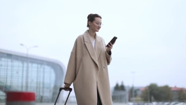 Mulher Aeroporto Telefone Inteligente Portão Esperando Terminal Conceito Viagem Aérea — Vídeo de Stock