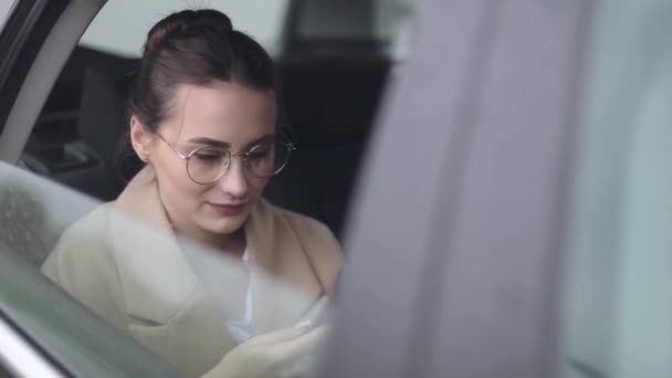 Mujer Negocios Resuelve Preguntas Importantes Por Teléfono Coche — Vídeo de stock