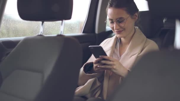 Biznes Kobieta Rozwiązuje Ważne Pytania Przez Telefon Samochodzie — Wideo stockowe