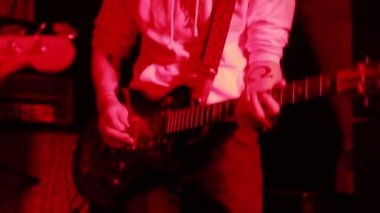 Konser kalabalık bir konser, insan siluetleri katılıyor mu görünür, arkadan aydınlatmalı sahne ışıkları tarafından. Yükseltilmiş elleri ve akıllı telefonlar orada burada görülebilir.