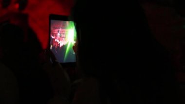 Kullanım gelişmiş mobil kayıt, eğlenceli konser ve güzel aydınlatıyor, rock konseri, yakın kalabalığa samimi görüntü kayıt video ile smartphone, zevk mobil fotoğraf kullanımı. 