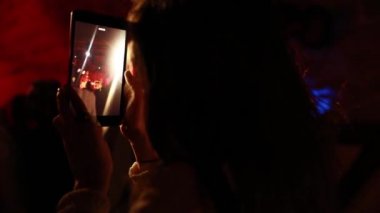 Kullanım gelişmiş mobil kayıt, eğlenceli konser ve güzel aydınlatıyor, rock konseri, yakın kalabalığa samimi görüntü kayıt video ile smartphone, zevk mobil fotoğraf kullanımı. 