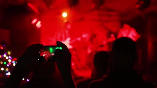 Foule Assiste Concert Les Silhouettes Des Gens Sont Visibles Rétro — Video