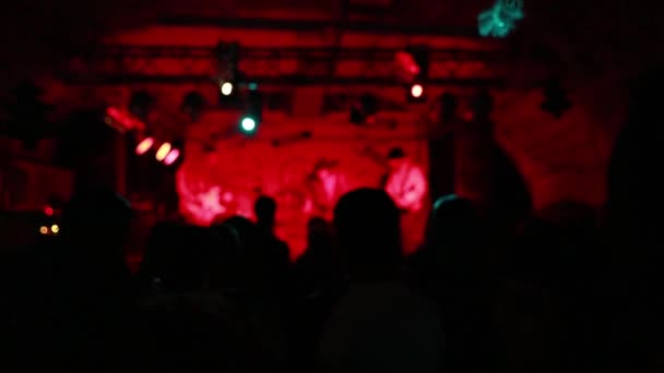 Foule Assiste Concert Les Silhouettes Des Gens Sont Visibles Rétro — Video