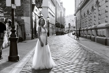 Gelin ve damat kente sokak sarılma. Evlilik çift aşık. Lüks yapay elmas elbise. Sıcak yaz günlerinde.