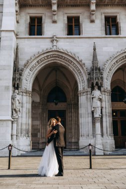 Gelin ve damat kente sokak sarılma. Evlilik çift aşık. Lüks yapay elmas elbise. Sıcak yaz günlerinde.