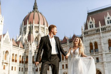 Gelin ve damat kente sokak sarılma. Evlilik çift aşık. Lüks yapay elmas elbise. Sıcak yaz günlerinde.