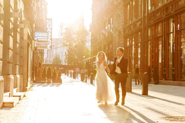 Жених Невеста Обнимаются Старой Городской Улице Влюблённая Супружеская Пара Роскошное — стоковое фото