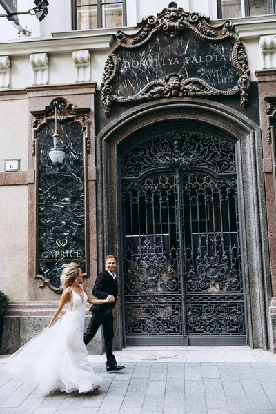 Bruid Bruidegom Knuffelen Oude Stad Straat Bruidspaar Liefde Luxe Strass — Stockfoto