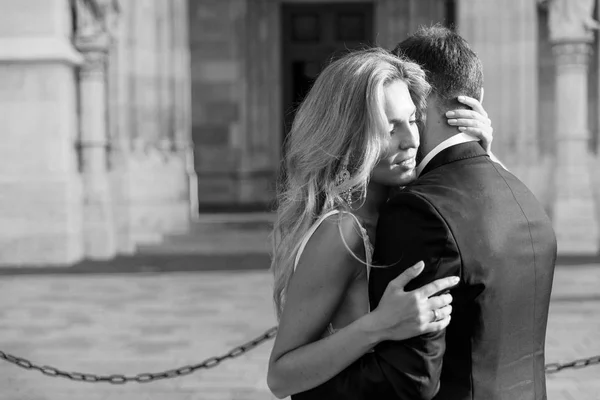 Braut Und Bräutigam Umarmen Sich Der Altstadt Verliebtes Hochzeitspaar Luxus — Stockfoto