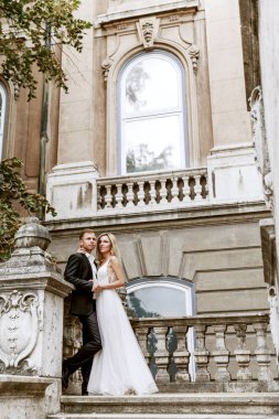 Gelin ve damat kente sokak sarılma. Evlilik çift aşık. Lüks yapay elmas elbise. Sıcak yaz günlerinde.