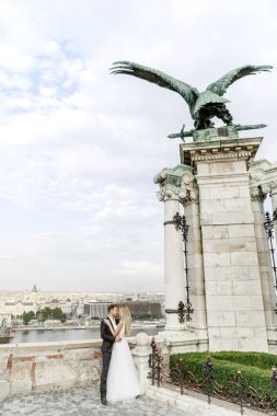 Gelin ve damat kente sokak sarılma. Evlilik çift aşık. Lüks yapay elmas elbise. Sıcak yaz günlerinde.