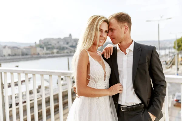 Bruid Bruidegom Knuffelen Oude Stad Straat Bruidspaar Liefde Luxe Strass — Stockfoto