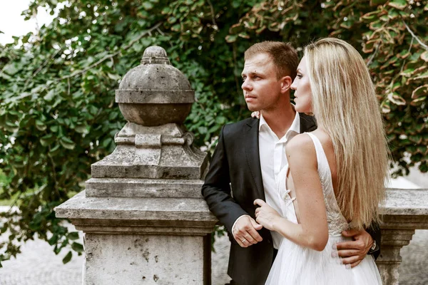 Bruid Bruidegom Knuffelen Oude Stad Straat Bruidspaar Liefde Luxe Strass — Stockfoto