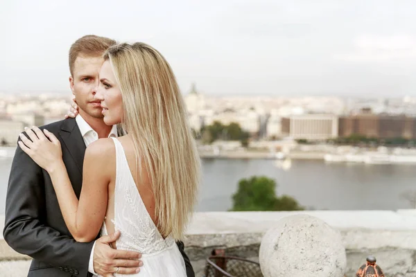 Nevěsta Ženich Objímání Ulici Starém Městě Svatební Pár Lásce Luxusní — Stock fotografie