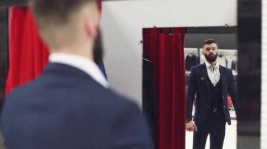 Çekici işkadını kahve gülümseyen ortağı bakmak ve Ofis Binası, yürüme ile. Executive yöneticileri kentsel Caddesi üzerinde çalışacak ön görünümü. Şehir yürüyüş kavramı. Yüksek çözünürlük. İş tarzı. Bahar stili.