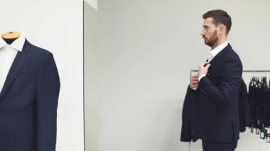 Çekici işkadını kahve gülümseyen ortağı bakmak ve Ofis Binası, yürüme ile. Executive yöneticileri kentsel Caddesi üzerinde çalışacak ön görünümü. Şehir yürüyüş kavramı. Yüksek çözünürlük. İş tarzı. Bahar stili.
